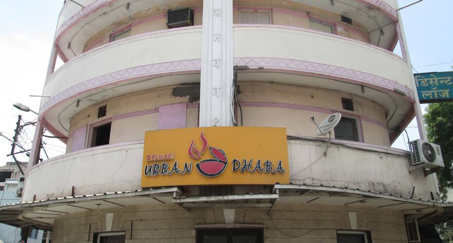 Hotel Deluxe Bar & Restaurant, Indore 1